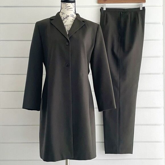 Larry Levine Classics Pant Suit Set With Long Blazer and Pleat Pants Size 10 - Picture 2 of 12